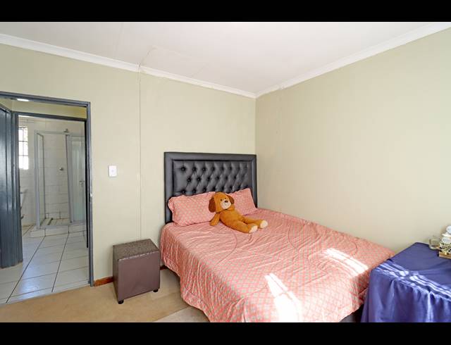 4 BEDROOM HOUSE FOR SALE IN COSMO CITY